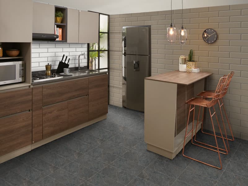 Cocina integral en tonos tierra