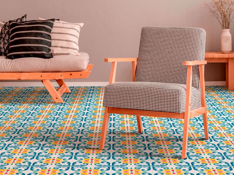 Sala con tonos cálidos y piso en hidráulico