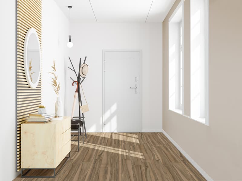 Pasillo interior con piso tipo madera