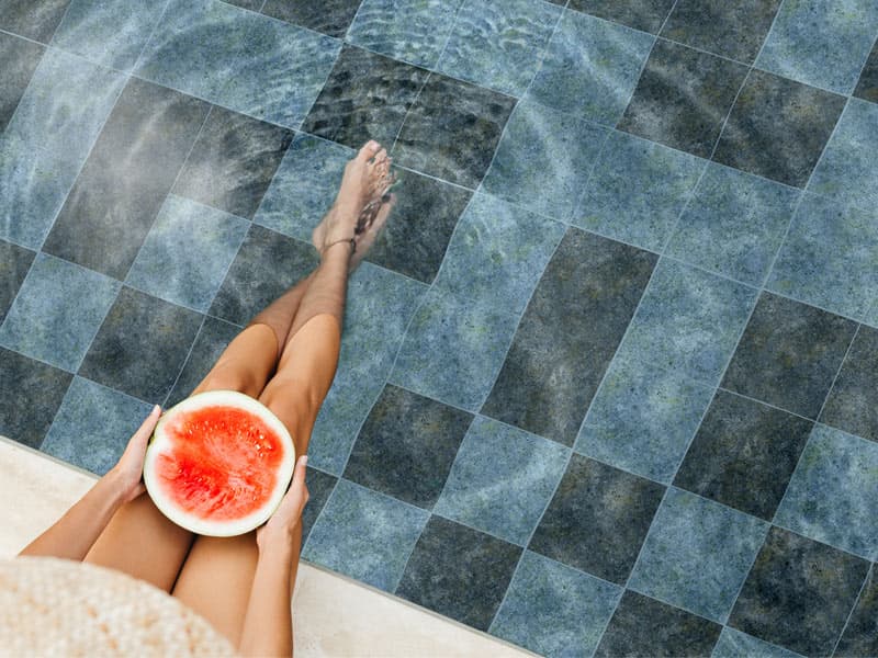 Piscina moderna con diseño natural