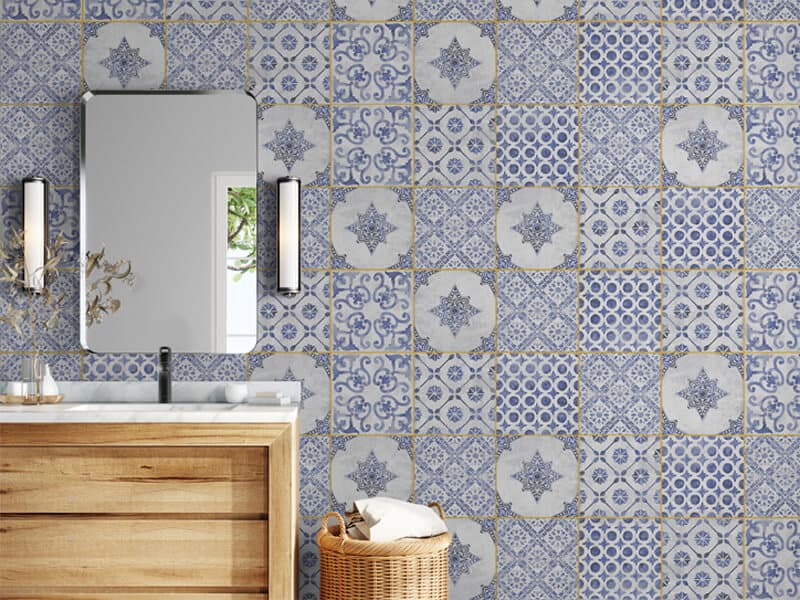 Baño mediterráneo con juntas amarillas