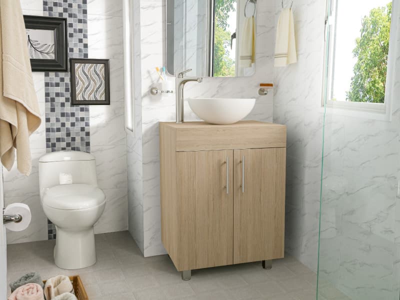 Baño pequeño en tonos claros