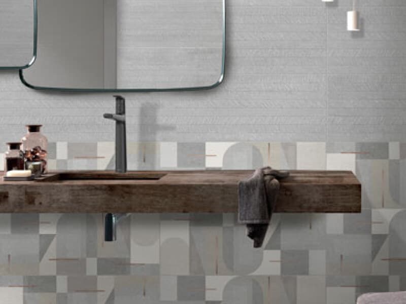 Baño en color gris con pared original