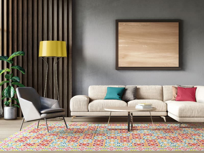 Sala grande con pared gris y piso en hidráulico