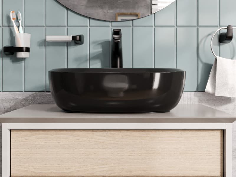 Baño con elementos negros, blancos y cálidos