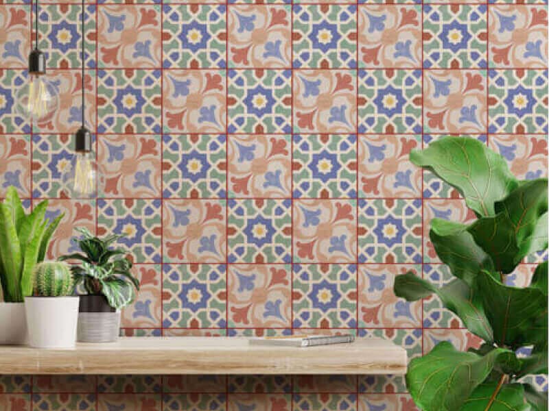 Sala con pared de inspiración toscana y junta roja