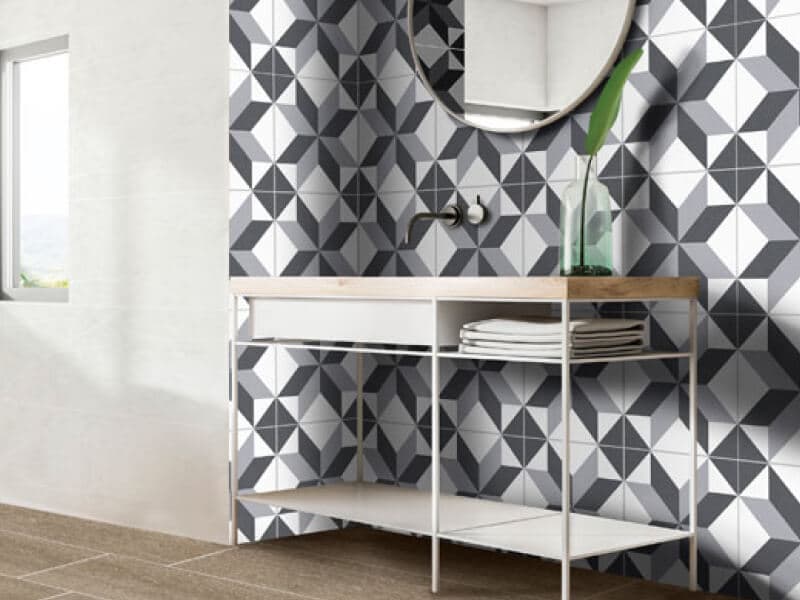 Baño con diseño original en la pared