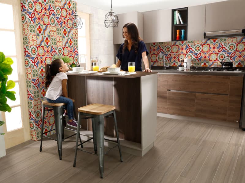 Cocina Savona café con hidráulicos de colores