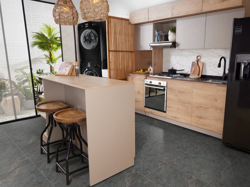 Cocina moderna en tonos oscuros