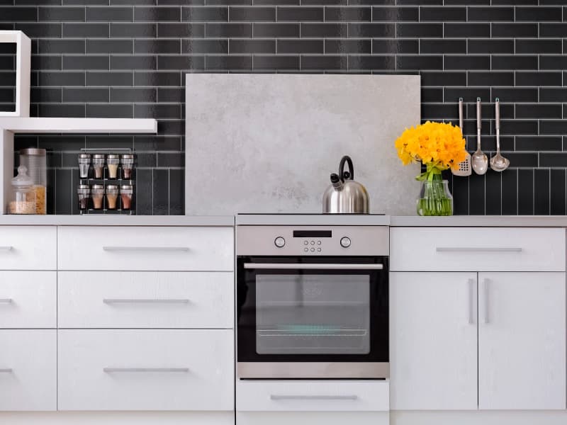 Cocina gris con Bricks negros en la pared