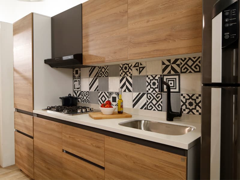 Cocina con salpicadero moderno y geométrico