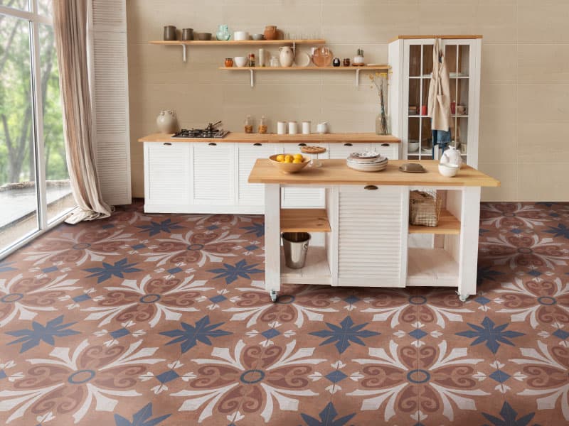Cocina rústica en tonos claros con piso en hidráulico