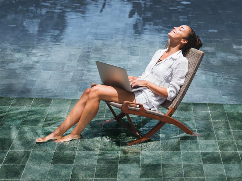 Piscina poco profunda en tonos verdes