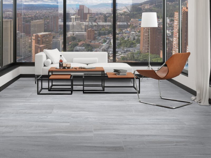 Sala minimalista en tonos claros y neutros