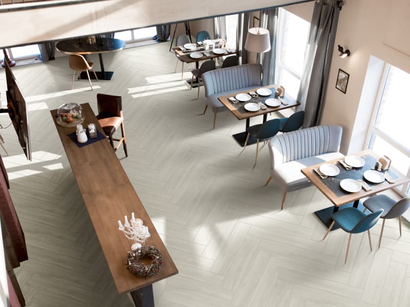 Restaurante clásico con toques modernos y piso Porcelanato®