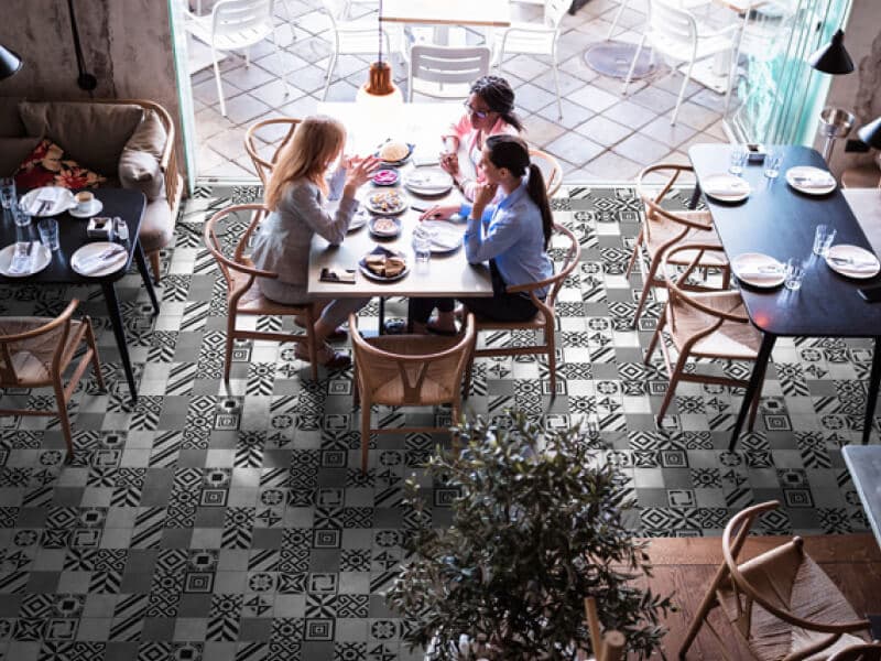 Restaurante con piso de diseño urbano y moderno