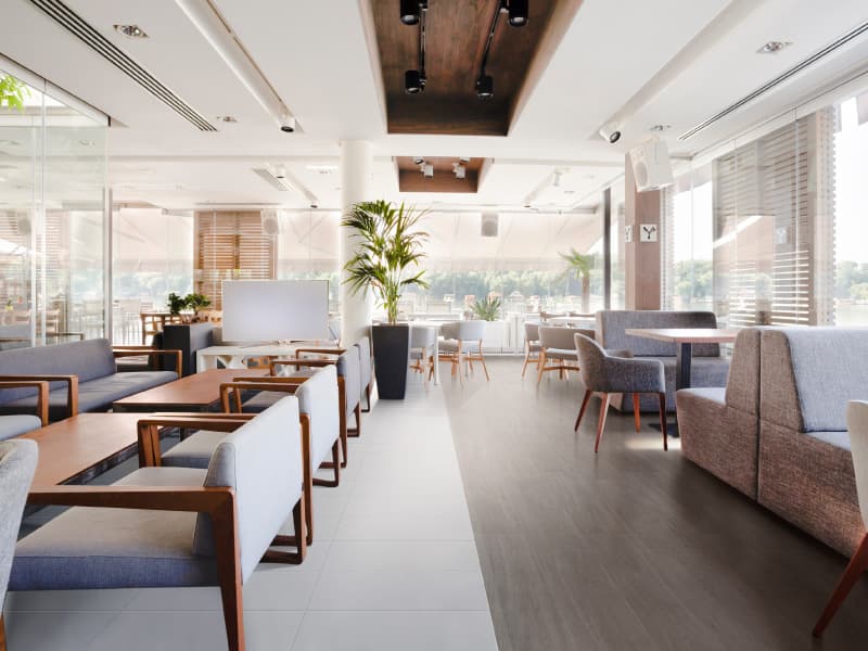 Restaurante contemporáneo y espacioso