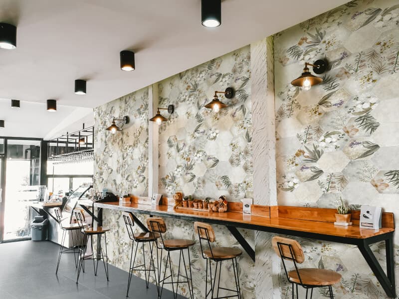 Cafetería moderna con hexágonos vintage