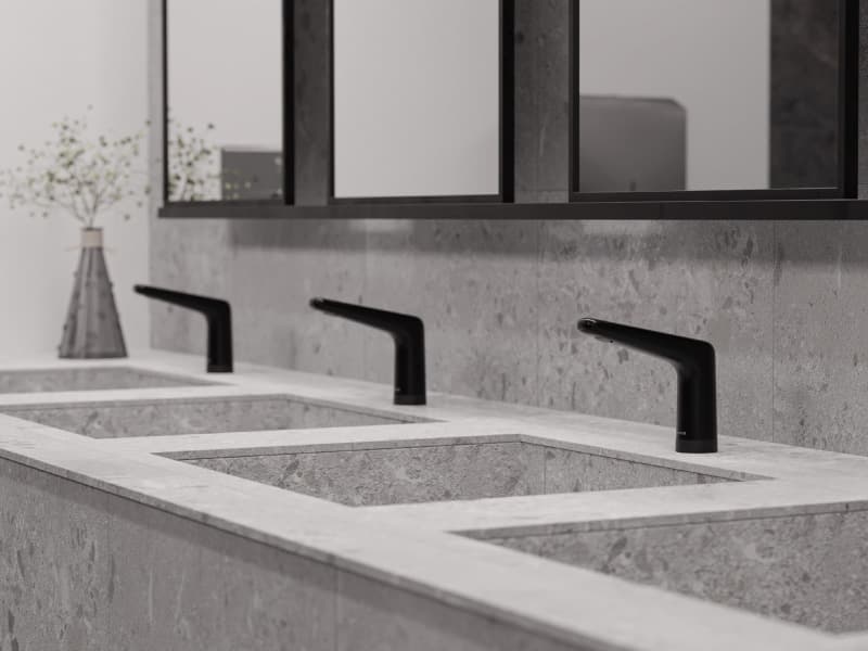 Baño comercial con grifería negra