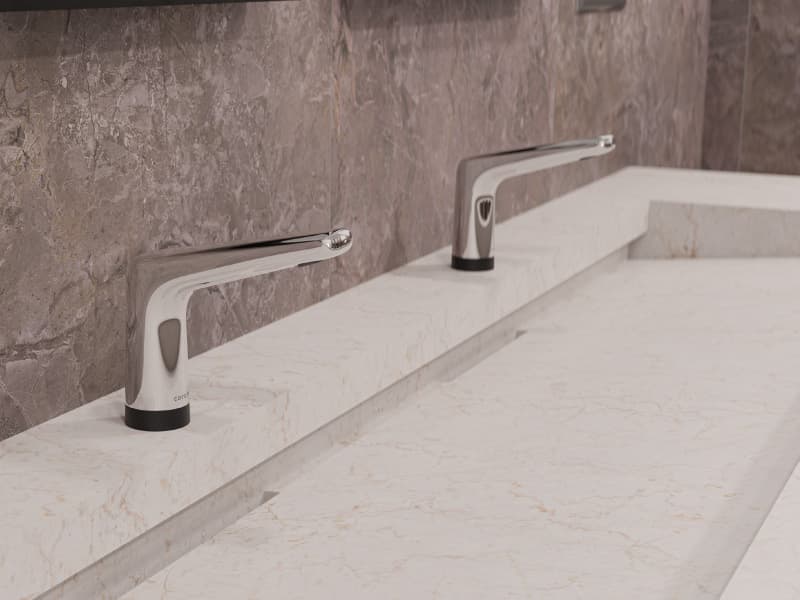 Baño institucional con Grifería Liquid Sense