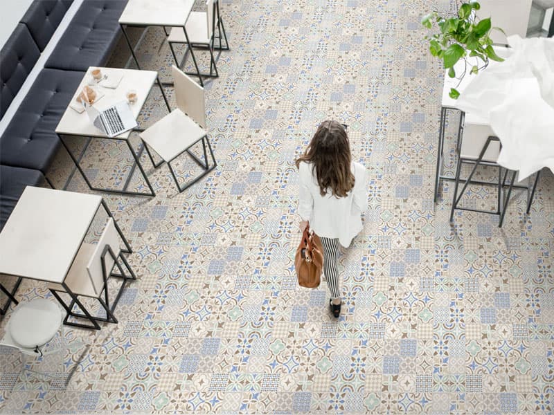 Coworking con estilo moderno inspirado en los azulejos