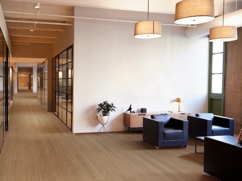 Lobby de oficina estilo natural con listón Porcelanato®