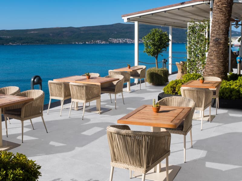 Cafetería al aire libre con piso gris