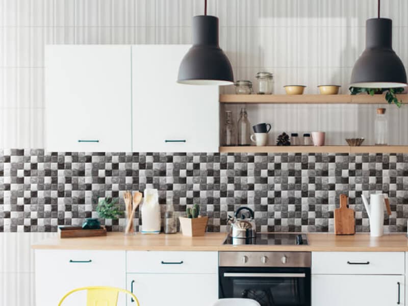 Cocina con salpicadero moderno en textura rústica