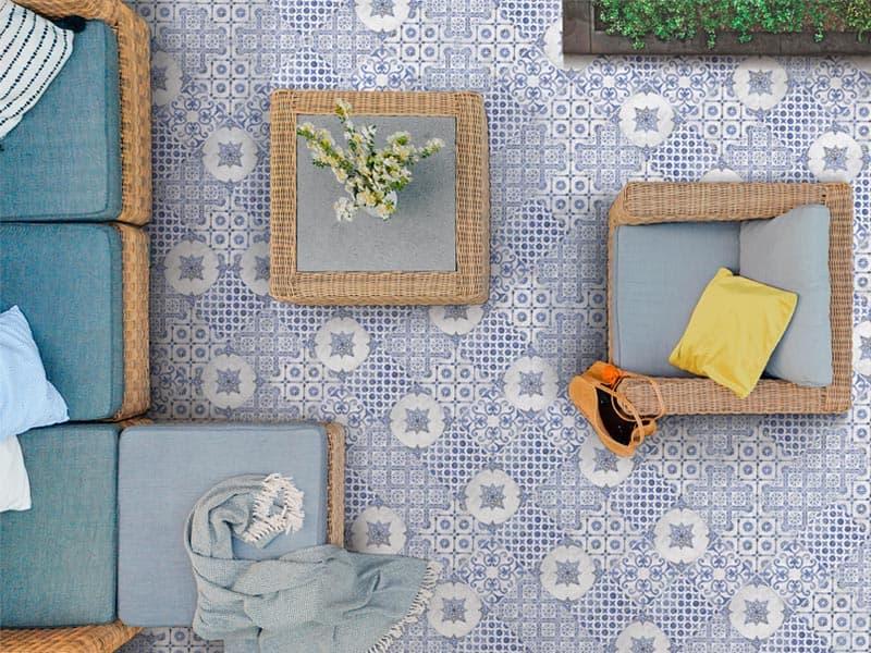 Terraza con azulejos mediterráneos