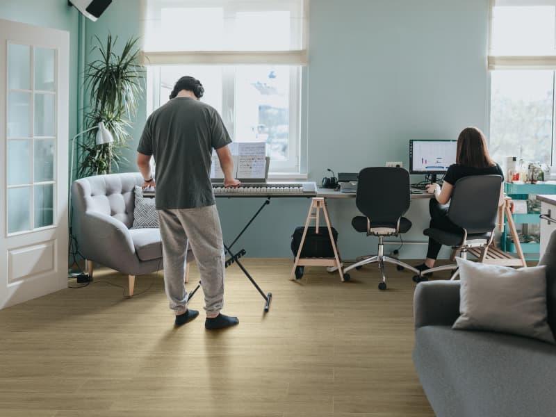 Estudio con pared azul pastel y piso cálido