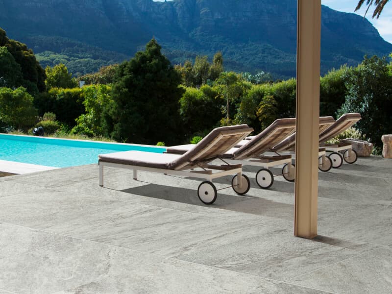 Piscina con zona de descanso