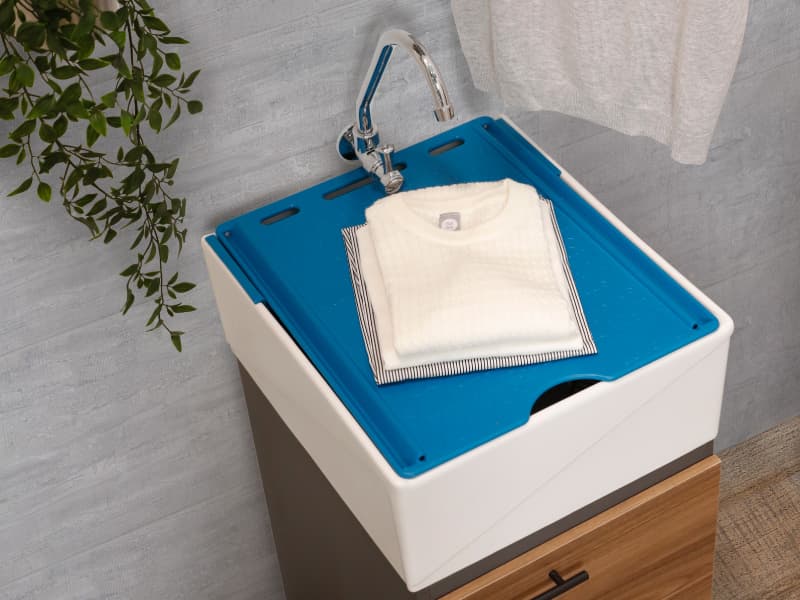 Zona de lavandería con Lavadero Praga y accesorios