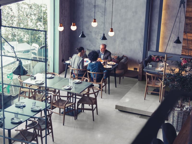 Restaurante de tendencia urbana con revestimientos cementicios