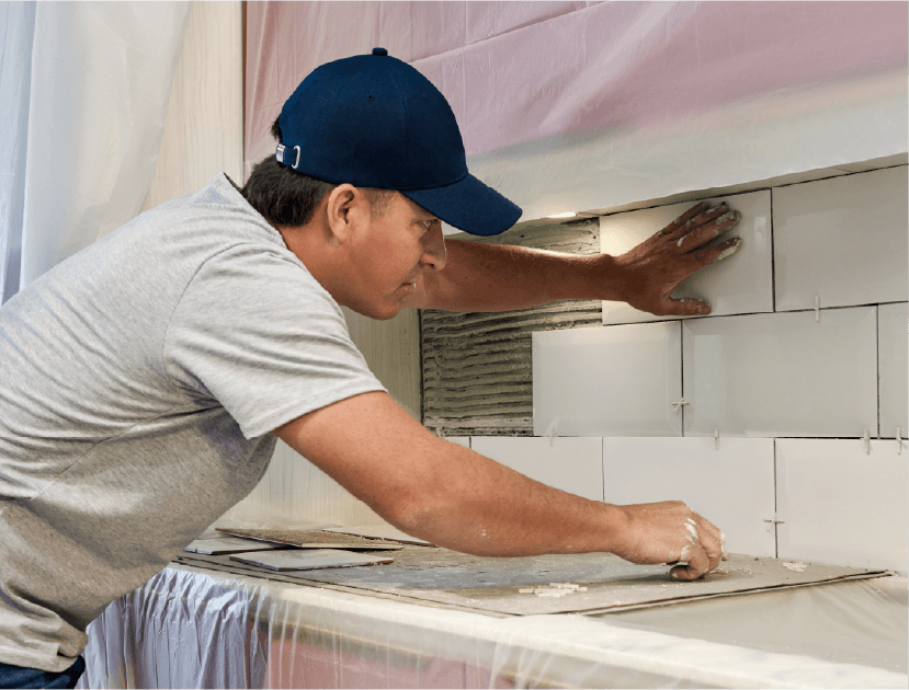 Maestro instalando revestimientos con pegacor